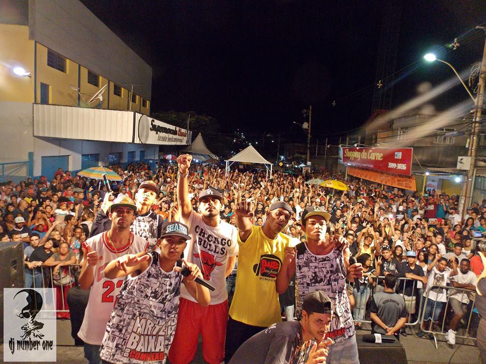 Grupo de Hip Hop - Parte Baixa do Complexo em apresentação